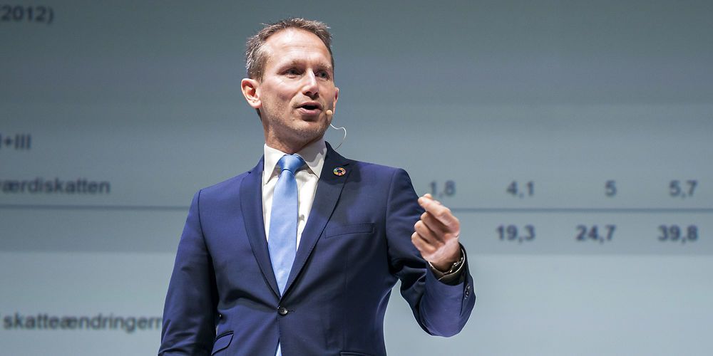 Finasminister Kristian Jensen (V) kritiserer kommunerne for at bruge mere på anlæg i 2019 end aftalt. (
