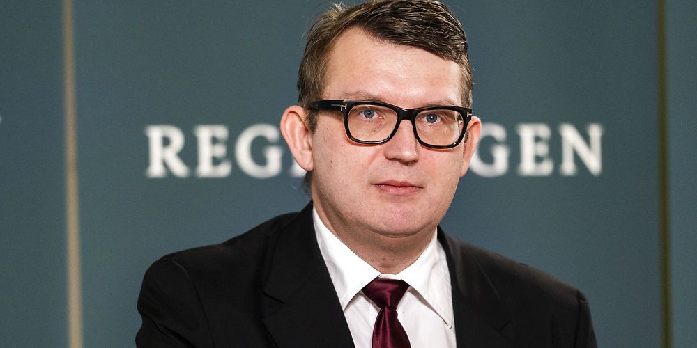 Beskæftigelsesminister Troels Lund Poulsen (V) skriver i et brev til landets borgmestre, at han tager det meget alvorligt, at sundhedspersonale ikke må undersøge og behandle borgere i jobcentrene. (
