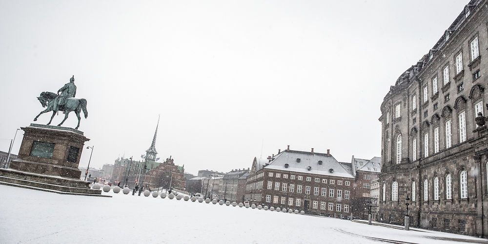Sne over Christiansborg i dag. Indenfor forbereder politikerne sig på valgkamp. Det afspejles bl.a. i de spørgsmål, der stiller til beskæftigelsesministeren. (