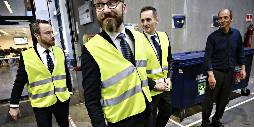 Transport-, bygnings- og boligminister Ole Birk Olesen (LA), erhvervsminister og formand for regeringens hovedstadsudvalg Rasmus Jarlov (K) og miljø- og fødevareminister Jakob Ellemann-Jensen (V) bliver vist rundt af Anders Duer Pedersen, Vice President Supply Chain hos Disa, før pressemøde om regeringens hovedstadsudspil hos Disa Industries A/S i Taastrup. (