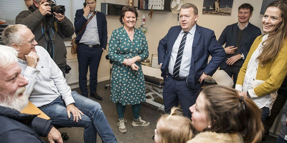 Det skulle egentlig handle om sundhedsreformen, men statsminister Lars Løkke Rasmussen (V) kom også til at tale med en ældre patient om pensionsalder, da han i går var på besøg hos lægehuset Lægerne Bang, Müller og Mühlbrandt sammen med bl.a. sundhedsminister Ellen Trane Nørby (V) (