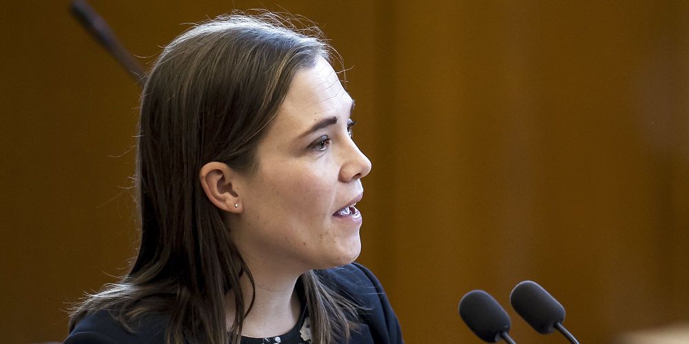 Social- og indenrigsminister Astrid Kragh (S) vil præcisere et svar til Folketinget, som har fået kraftig kritik fra FOA for at dømme medarbejderne på et plejehjem inden en sag er behandlet i Ankestyrelsen.
