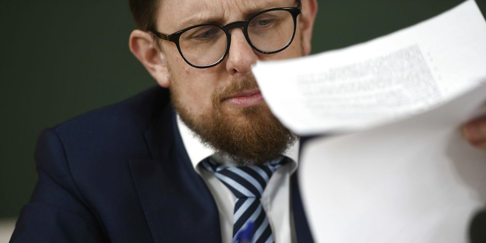 Simon Emil Ammitzbøll-Bille erkender, at to hovestadskommuner reelt ikke har haft tilbagegang i folketallet, men han vil ikke forhindre, at de får tilskud fra pulje til kommuner med faldende folketal. (