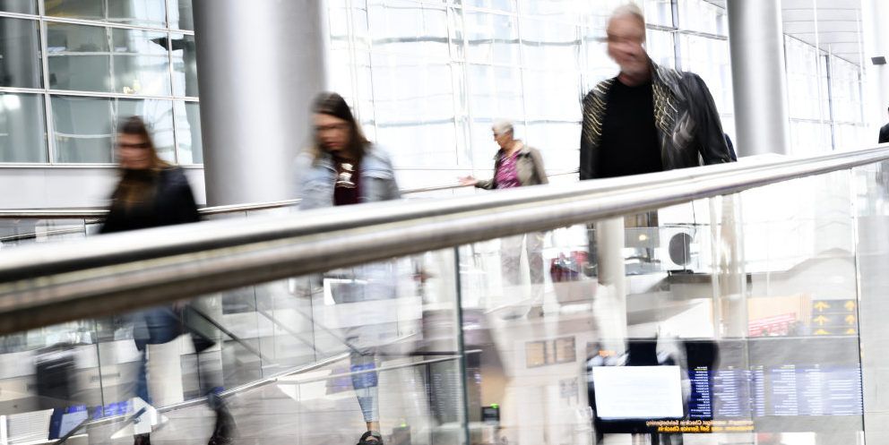 Det er ikke altid lovligt at rejse ud af landet, hvis man modtager sociale ydelser imens. Under kontrolaktioner i lufthavne i 2018 har Toldstyrelsen og Styrelsen for Arbejdsmarked og Rekruttering (STAR) indberettet flere hundrede personer for uberettiget at rejse ud. Det har ført til et tilbagebetalingskrav på 4,7 millioner kroner. (Genrefoto).