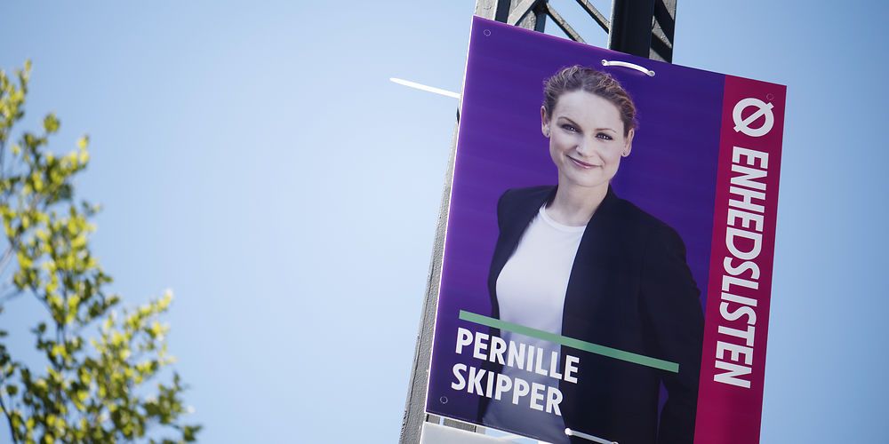 Enhedslisten bliver ifølge meningsmålingerne afgørende for, at Mette Fredriksen (S) bliver statsminister. Partier er utilfreds med, at der ikke er sat penge af til højere integrationsydelse. Her er det Pernille Skipper på en valgplakat. (