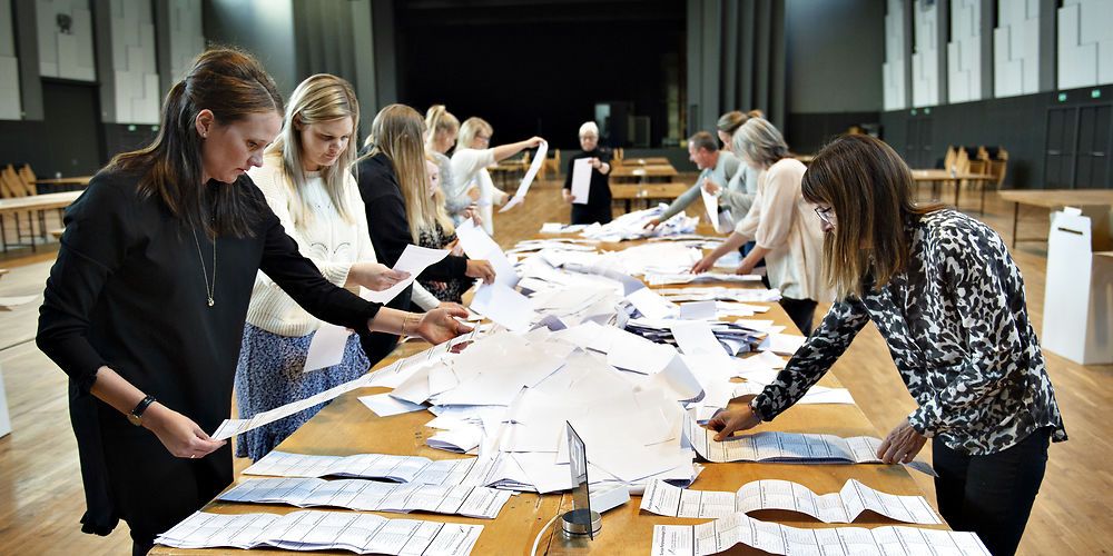 De to val til Europa-Parlamentet og Folketinget trak store veksler på personalet i kommunernes folkeregistre og borgerservice, og det er muligvis årsagen til, at kommunerne ifølge nye tal fra Danmarks Statistik ikke har fundet flere fejlregistrerede udlændinge i CPR-registreret på trods af en lodret ordre fra Indenrigsministeriet om en ekstraordinær kontrol, som skal være afsluttet inden første oktober.
(Arkiv-