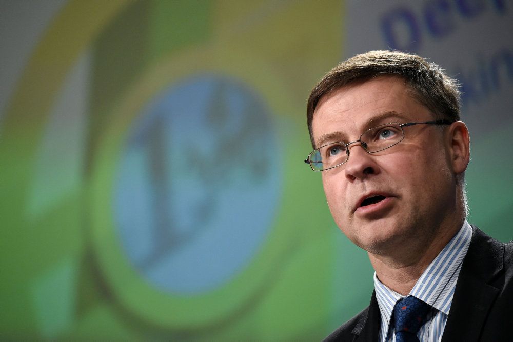 - Vores økonomiers robusthed er under pres af den vedholdende svækkelse i produktionssektoren, hvilket skyldes handelsspændinger og politisk usikkerhed, siger EU's finanskommissær og næstformand, Valdis Dombrovskis, ved fremlæggelse af EU-Kommisisonens sommerprognose.