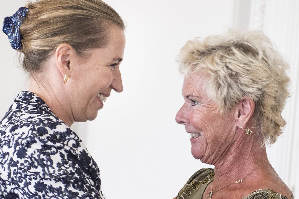 Statsminister Mette Frederiksen (S) holder møde med Lizette Risgaard fra Fagbevægelsens Hovedorganisation om "værdig tilbagetrækning" i Statsministeriet. Regeringen vil give nedslidte lønmodtagere og dem, der har været længst tid på arbejdsmarkedet, bedre mulighed for en tidligere pension.