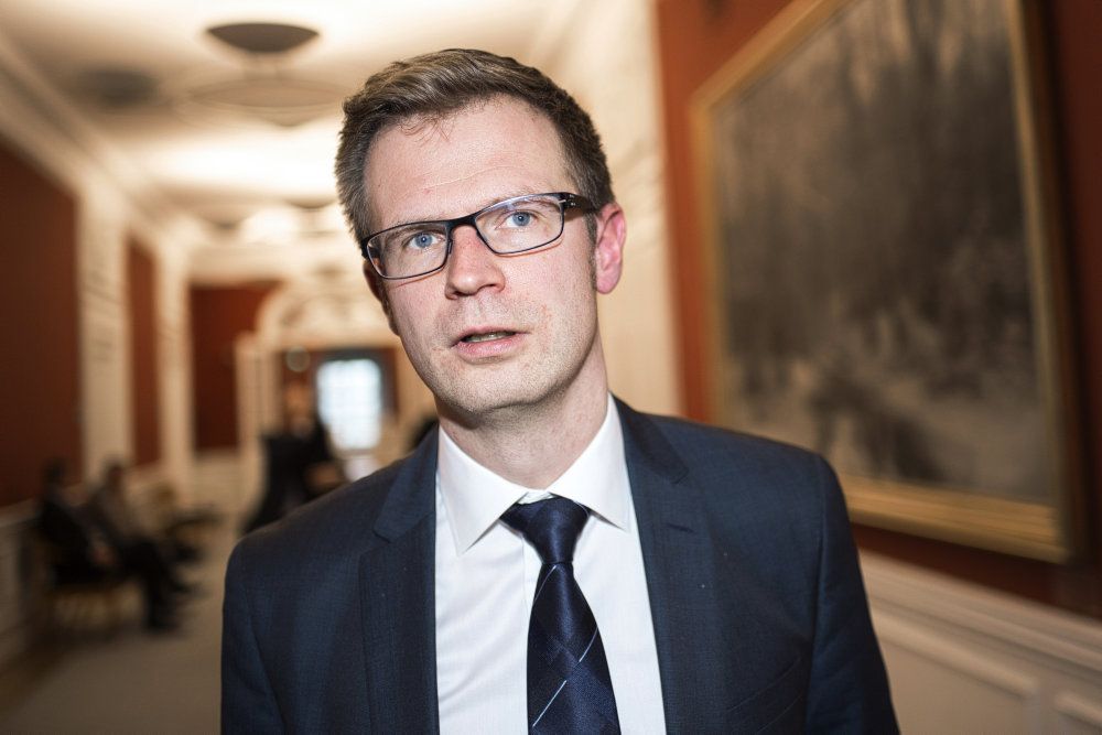 Transportminister Benny Engelbrecht har tirsdag været i samråd, hvor ordførere fra andre partier ville have ham til at svare på, hvilke vejprojekter den socialdemokratiske regering vil have gennemført.