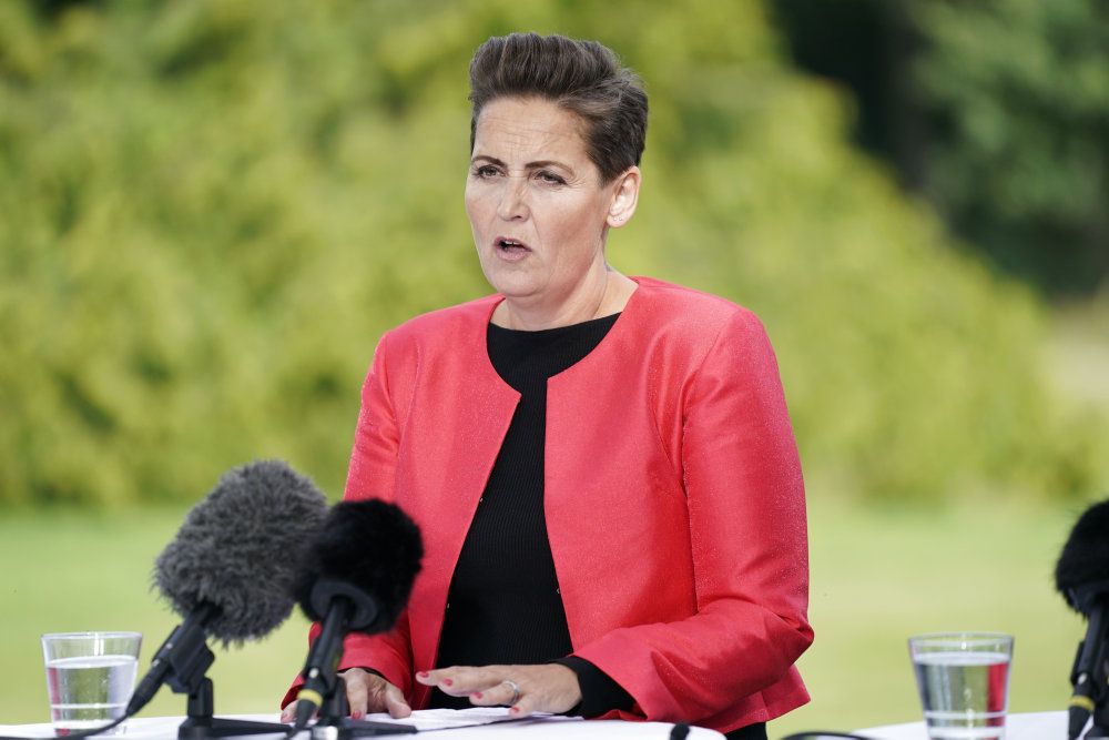 SF-formand Pia Olsen Dyhr slår fast, at der skal leveres på minimumsnormeringer på næste års finanslov. 