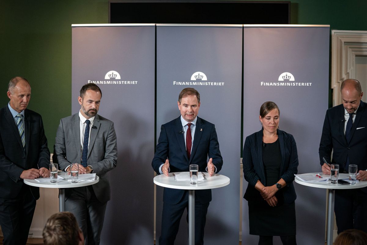 KL næstformand Martin Damm (V), KL formand Jacob Bundsgaard (S), finansminister Nicolai Wammen, social- og indenrigsminister Astrid Krag og Sundhed- og ældreminister Magnus Heunicke til pressemøde efter forhandlinger om kommunernes økonomi for 2020 i Finansministeriet, fredag den 6 september 2019.. (
