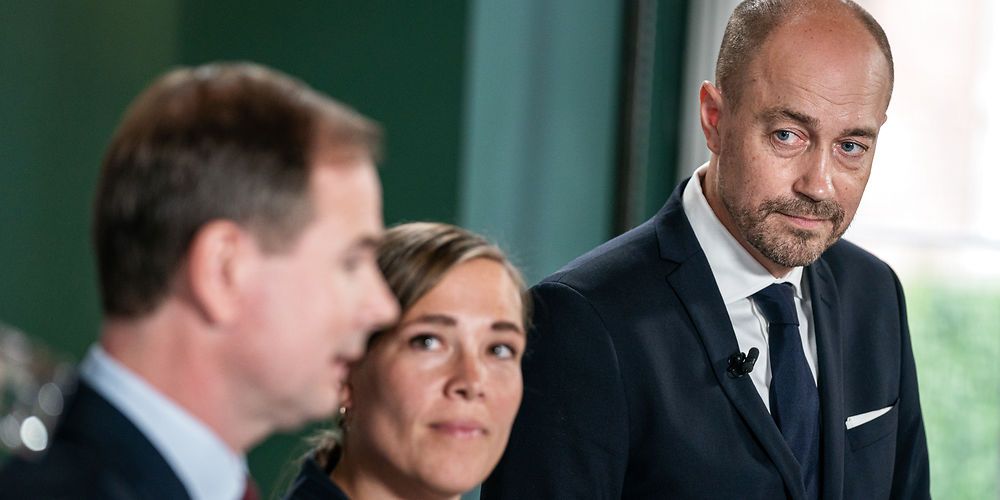 Regeringens topministre lovede danskere at holde hånden under den kommunale service. Men nu viser en opgørelse, at kommunerne kun hver servicerammen med 700 millioner af de aftalte 1,7 milliarder kroner.