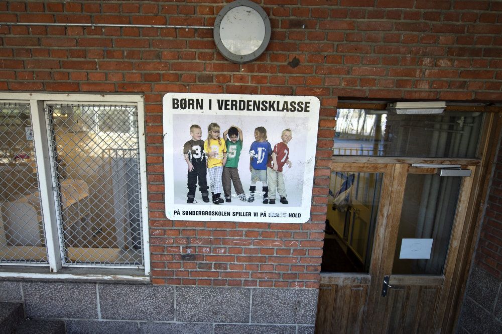 Regeringens støttepartier vil have en milliard kroner mere til folkeskolen. Men kun hvis kommuner og lærere bliver enige om nye arbejdstidsregler.