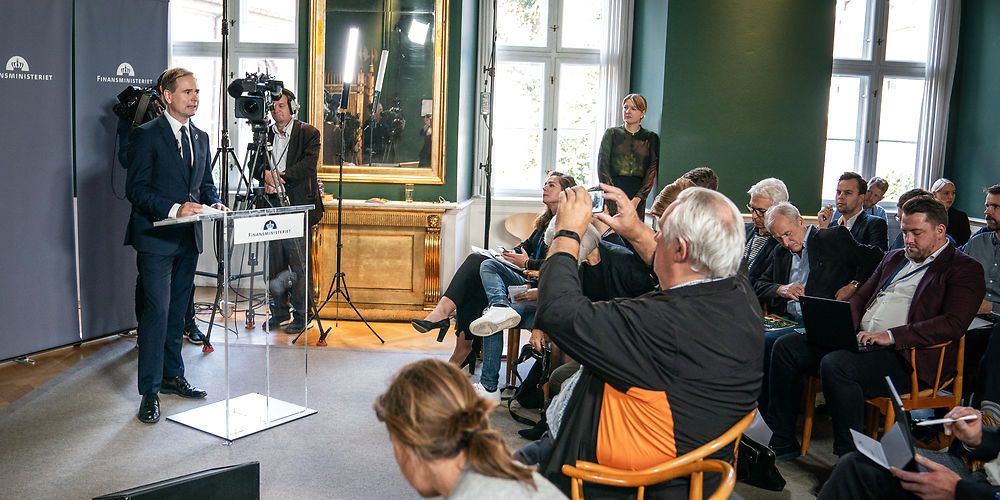Finansminister Nicolai Wammen (S) afviser, at det er problematisk, at regeringen den ene dag foreslår mindre detailstyring af kommuner og regioner, og den næste dag foreslår ansættelse af 1.000 sygeplejersker.