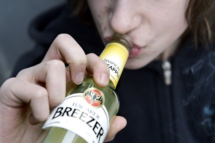 Spiritusbranchen opfordrer politikerne til at forbyde salg af alkohol til unge under 18 år. Som lovgivningen er nu, må mindreårige købe alkohol, hvis alkoholprocenten er under 16,5.