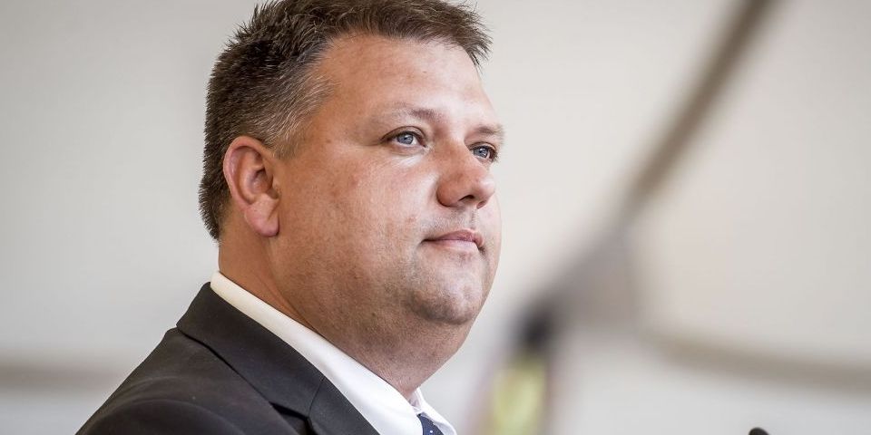 Borgmester Anders Gerner Frost forklarer, at kommunens pressede økonomi især skal forklares med en urimelig udligning, samt at kommunen rammes hårdt af at skulle varetage flere opgaver, som tidligere lå hos regionen.