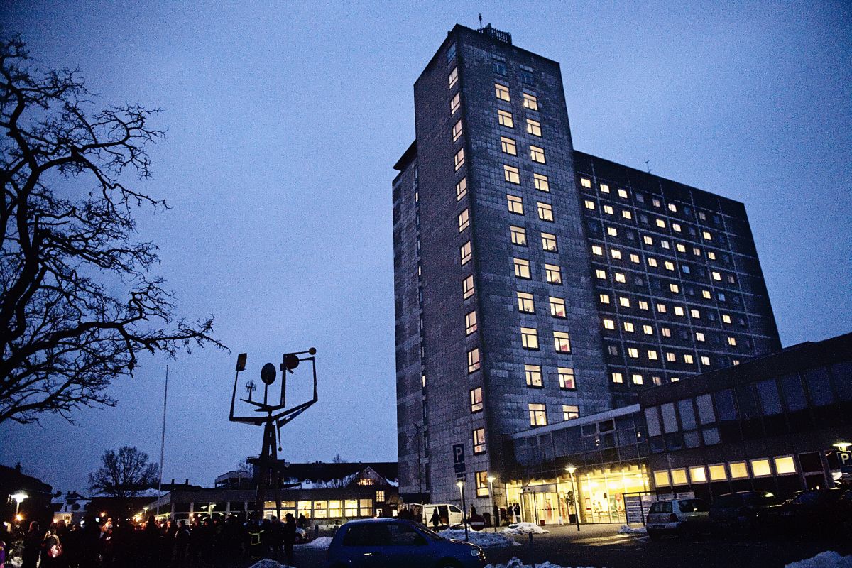 I tre regioner - Sjælland, Midtjylland og Syddanmark - har tusindvis af kvinder fået mangelfuld brystkræftundersøgelse i strid med retningslinjerne. Nu viser det sig at topchefer forsøgte at dæmpe kritikken fra organisationer som Kræftens Bekæmpelse. 