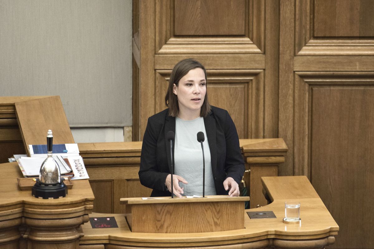 Social- og indenrigsminister Astrid Kragh (S) har meget usædvanligt i et svar til Folketinget givet klart udtryk for, hvordan en verserende klage i Ankestyrelsen over behandlingen af en dement på et plejehjem i Thisted bør afgøres i Ankestyrelsen.