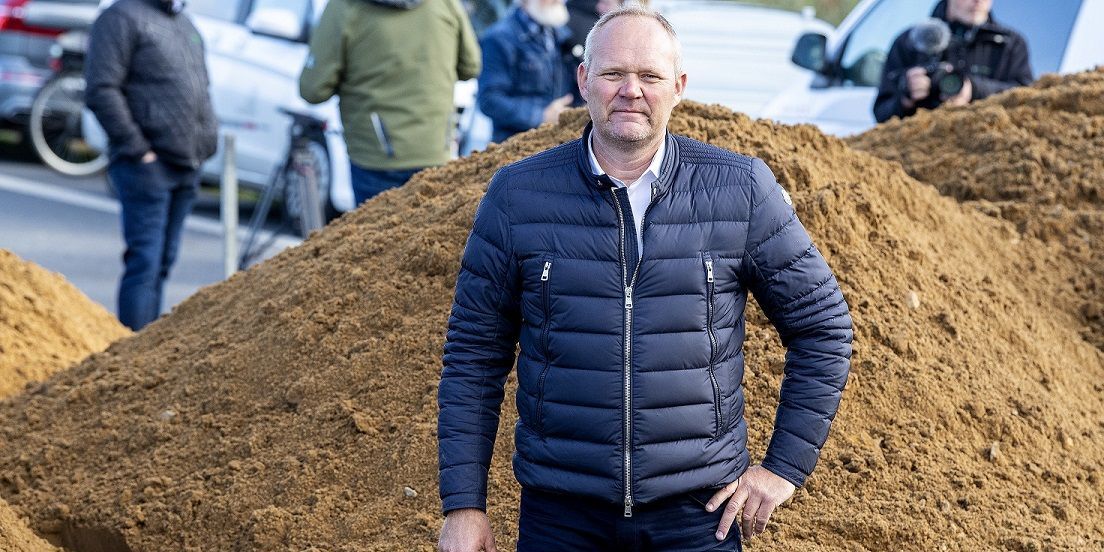 Storbonde Martin Lund Madsen har i et år spærret Skovgårdsvej i Vejen. I dag vandt kommunen over storbonden. (Arkivfoto)