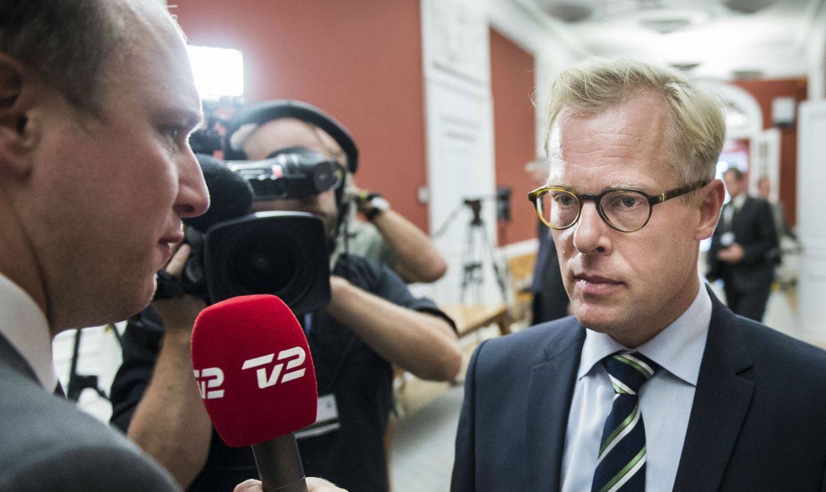 Venstre-politikeren Carl Holst oplyser, at han ikke vil fortsætte i dansk politik. - 