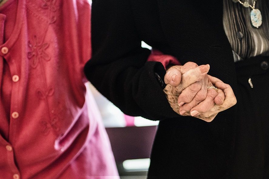 I den sidste demensfase er der mange, som har vanskeligt ved at foretage retshandlinger, siger Alzheimerforeningens direktør. Han vurderer, at en del af stigningen i antal af umyndiggjorte voksne skyldes flere demensramte.