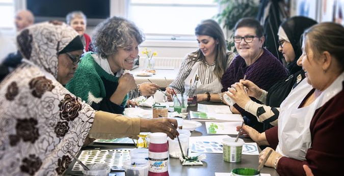Tekstildesigner Tina Ratzer afholder farveworkshop i aktivitetshuset Mosaikken på Stengårdsvej.