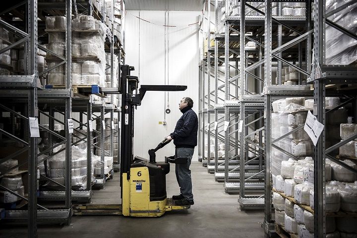 Claus Dalgas Andersen er sygemeldt på dagpenge i Fredericia, mens han venter på, at hans erhvervsevne bliver afklaret. Og han har fået anerkendt sine dårlige fødder som arbejdsskade fra Arbejdsmarkedets Erhvervssikring (AES).