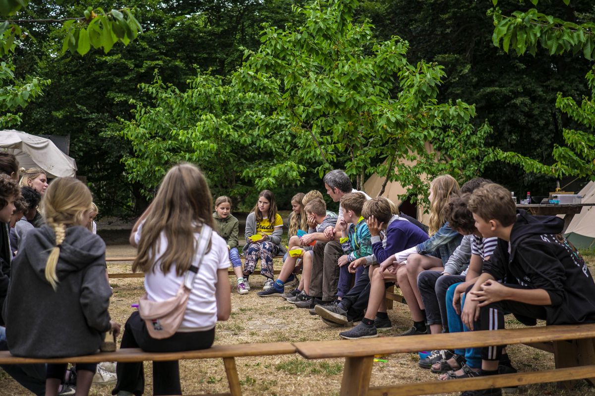 Fællesmåltid i skolehaven. 