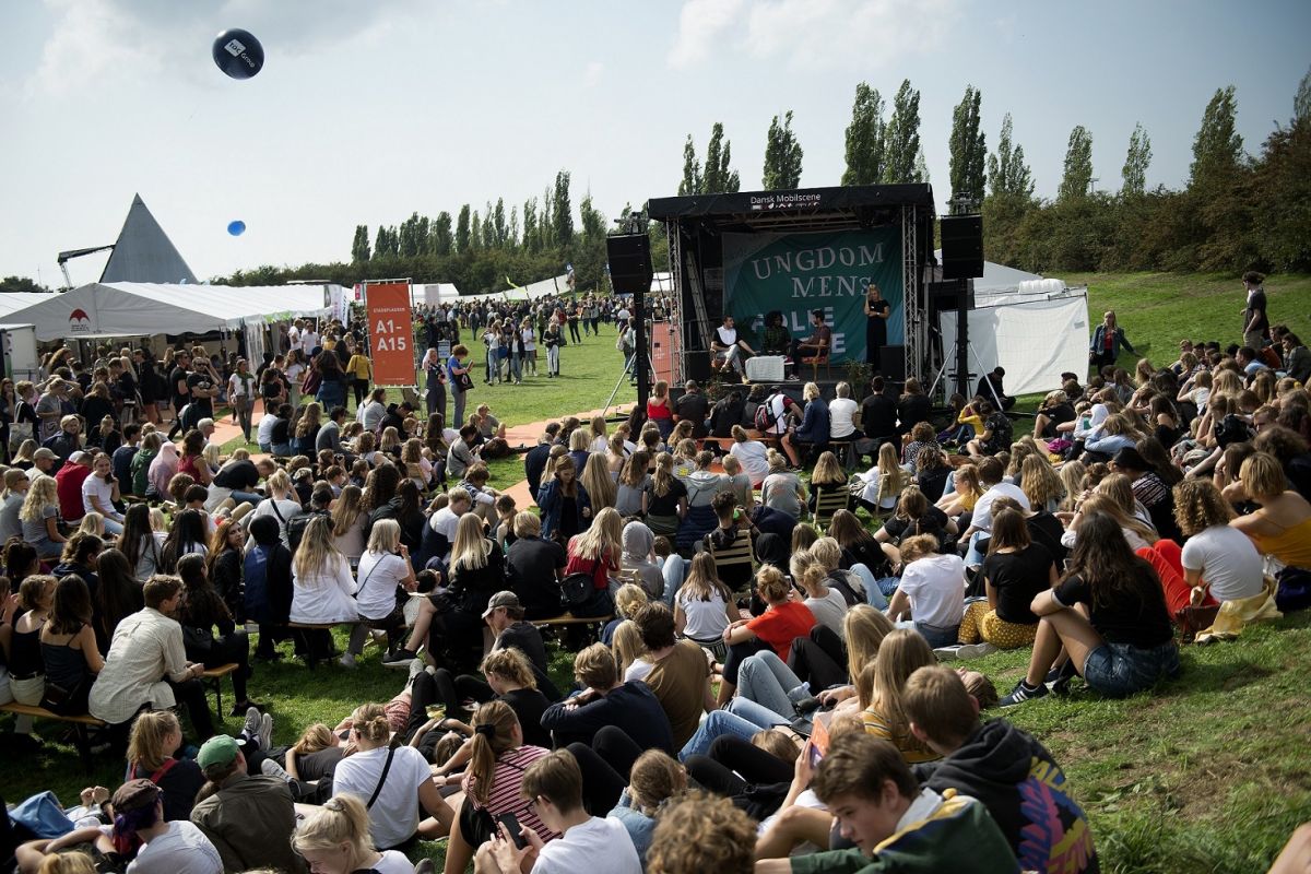 Unge kan komme helt tæt på paragrafferne i grundloven på årets folkemøde for unge i Valbyparken 5. og 6. september. På billedet ses deltagere på mødet sidste år.