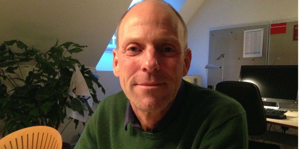 Formand for Dansk Socialrådgiverforening Mads Bilstrup roser kommuner, der investerer i beskæftigelse. (
