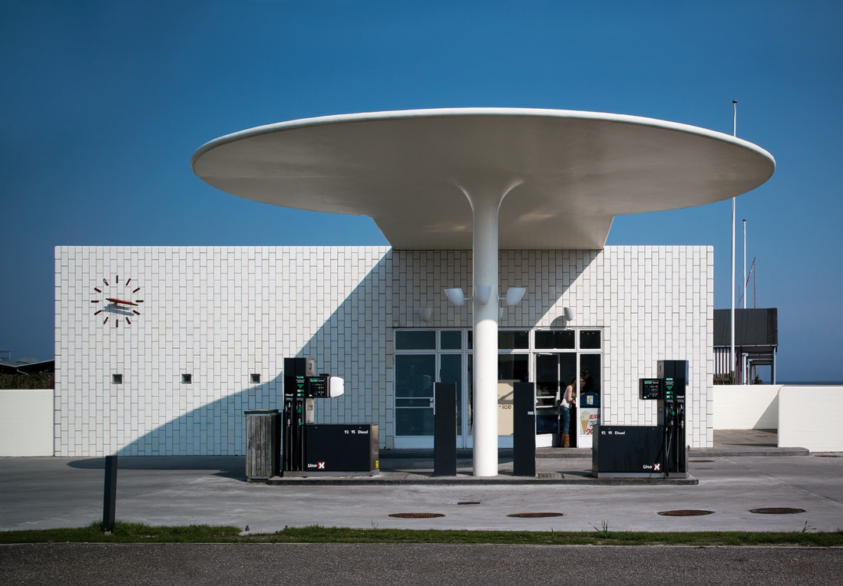 Skovshoved tankstation, der er tegnet af Arne Jacobsen, er et eksempel på en nyere bygning, som er fredet. Tankstationen er opført i 1939 og fredet i 1986. 