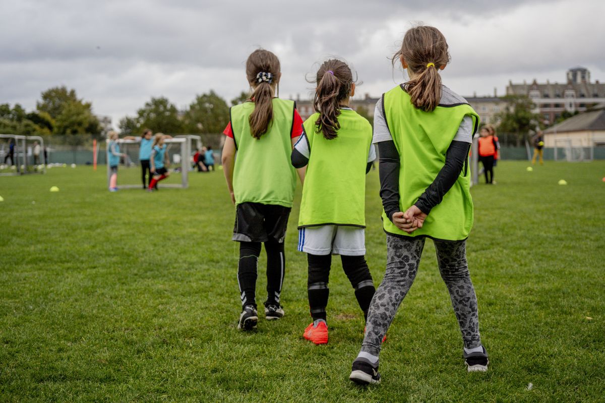 Udsatte børn og unge, hvis familier ikke har råd til at sende dem til fodbold eller kampsport, kan få støtte via en såkaldt fritidspasordning eller lignende i 58 af landets kommuner.
