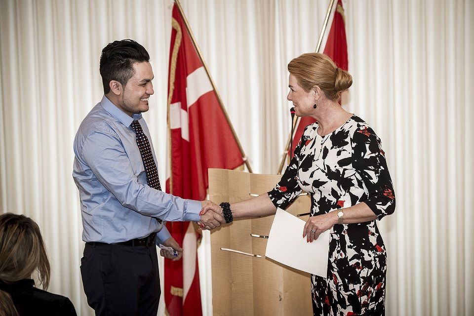 Den tidligere udlændinge- og integrationsminister Inger Støjberg (V) var vært for den første officielle ceremoni, hvor ni udlændinge i januar gav hende hånden for at få et statsborgerskab i bytte. Arrangementet fandt sted i Eigtveds Pakhus i København. Her modtager Sakandar Khan fra Afghanistan sit danske statsborgerskab.

