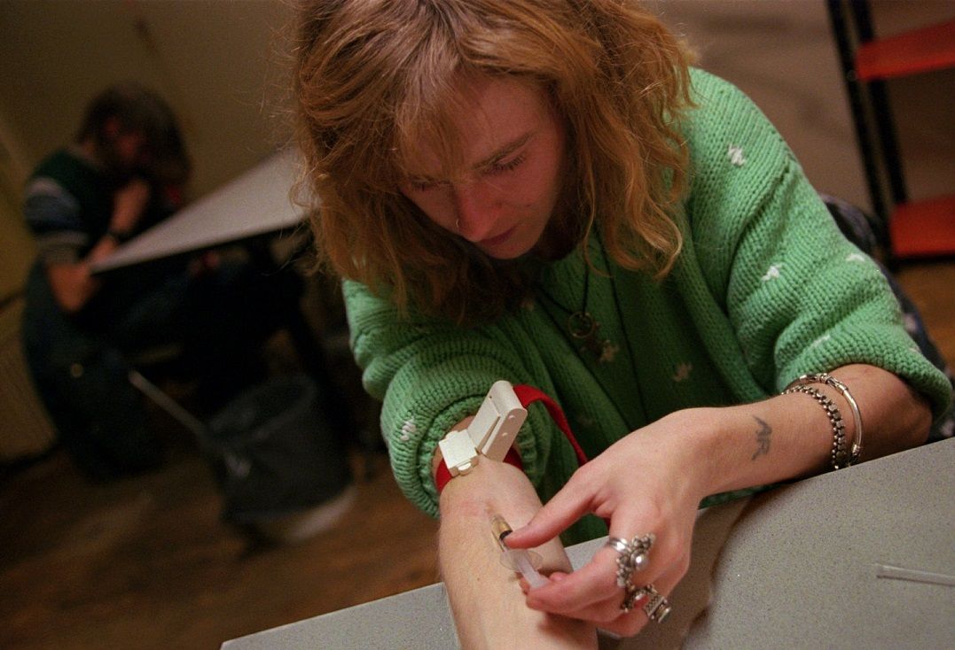 Som lovgivningen er i dag, skal en misbruger først have forsøgt sig med anden medicin – for eksempel metadon - over længere tid før en læge kan ordinere heroin. Det vil Odense Kommune gerne lave om på.
