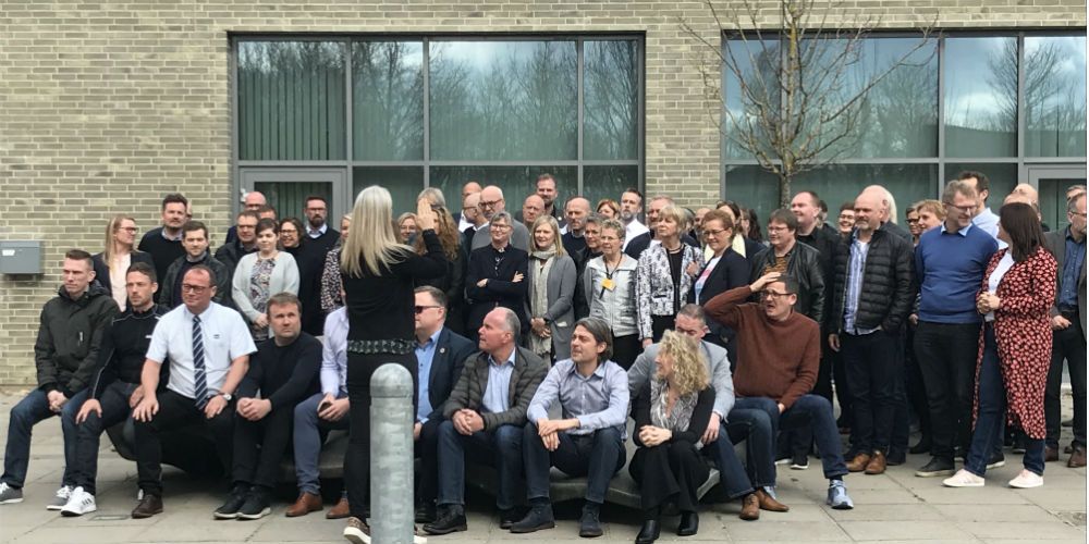 Instruktion til gruppebillede: Hjørring Kommune samlede før påske 120 skole- og erhvervsledere, politikere og embedsmænd til temamøde om en ny ungestrategi. (