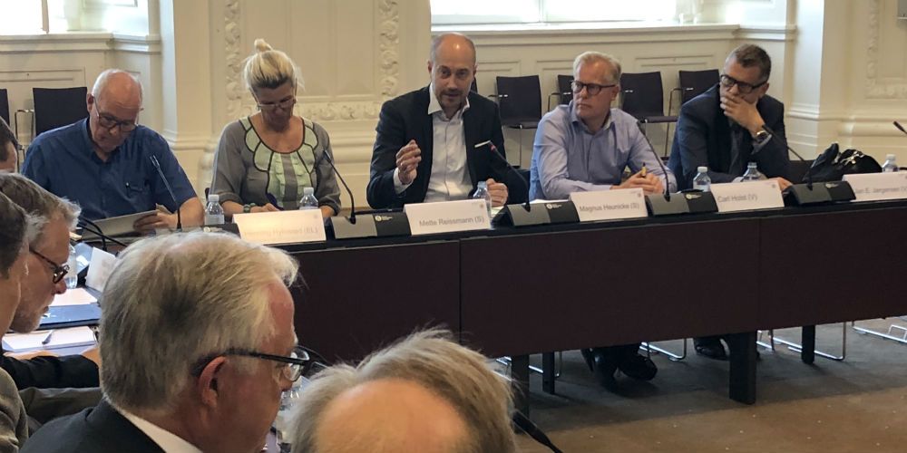 En eventuel kommende S-regering vil give embedsmænd lov til at deltage i høringer med Folketinget uden at deres minister er til stede. (
