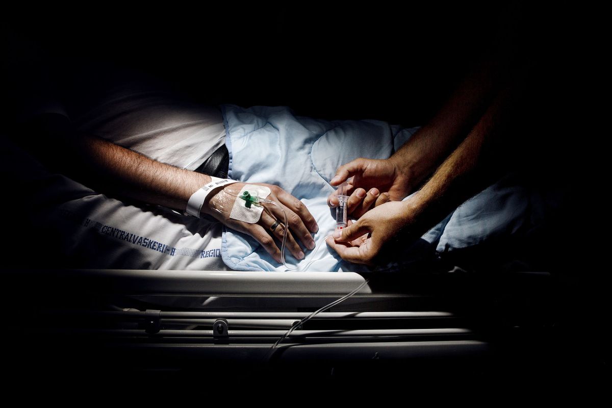 Det er kommunerne, som tildeler plejeorlov efter serviceloven. Loven siger, at retten til plejeorlov ophører, når den syge ikke længere plejes i hjemmet, men med mulighed for at give 14 dages yderligere eftervederlag. Nogle kommuner følger reglerne til punkt og prikke - andre har en praksis om, at plejeorlov fortsætter, indtil patienten er død.