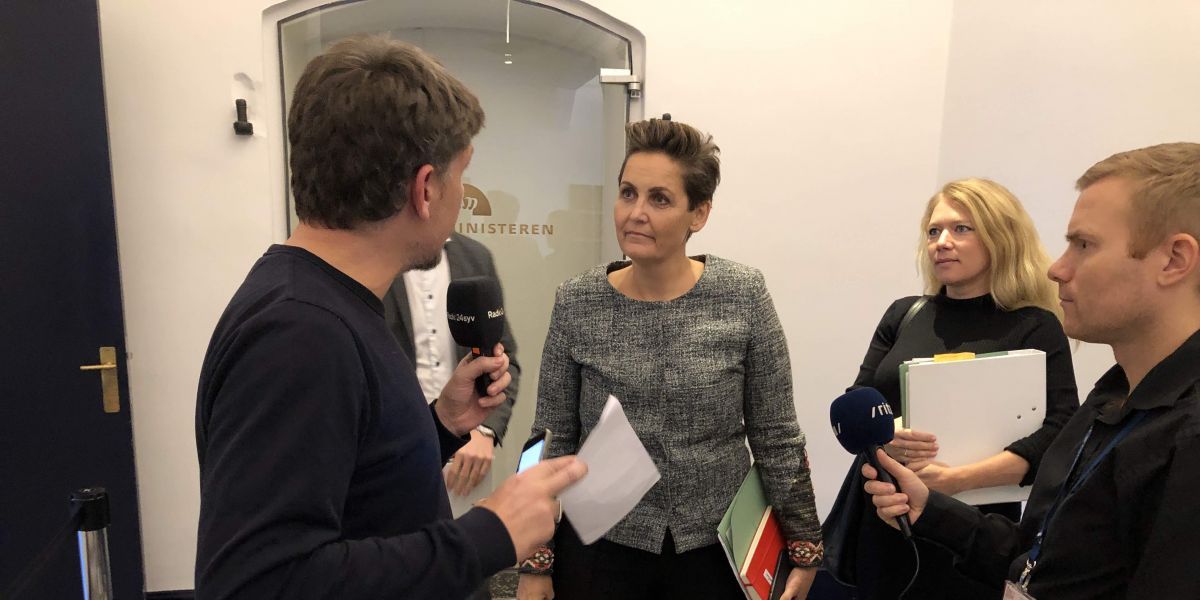 SFs formand Pia Olsen Dyhr siger, at kommunerne må prioritere, hvis de får et tab på minimumsnormeringerne.