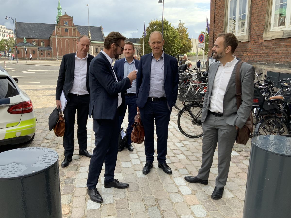 KL's topfolk er på vej til økonomiforhandlinger i Finansministeriet efter de havde drøftet deres utilfredshed med regeringens udspil med KL's bestyrelse. (