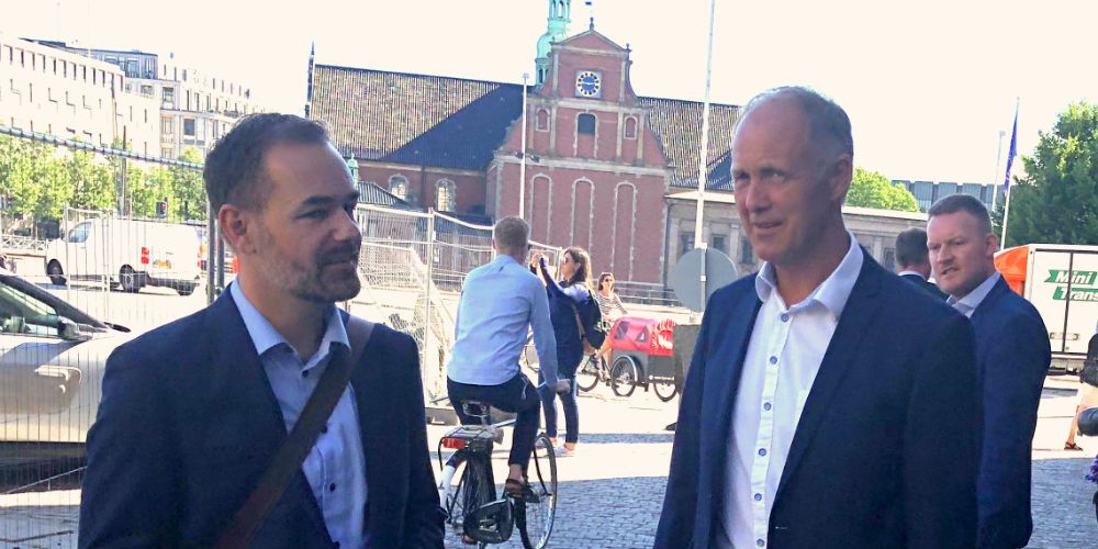 KL's formand Jacob Bundsgaard og næstformand Martin Damm forlod finansministeriet klokken godt ni i morges for at drøfte den manglende fremdrift i forhandlingerne med KL's bestyrelse. (