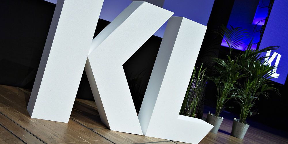 KL's øverste direktør reagerede prompte med en fyring, da tillidsfolkene fremlagde upassende beskeder fra direktør til kvindelige medarbejdere. (