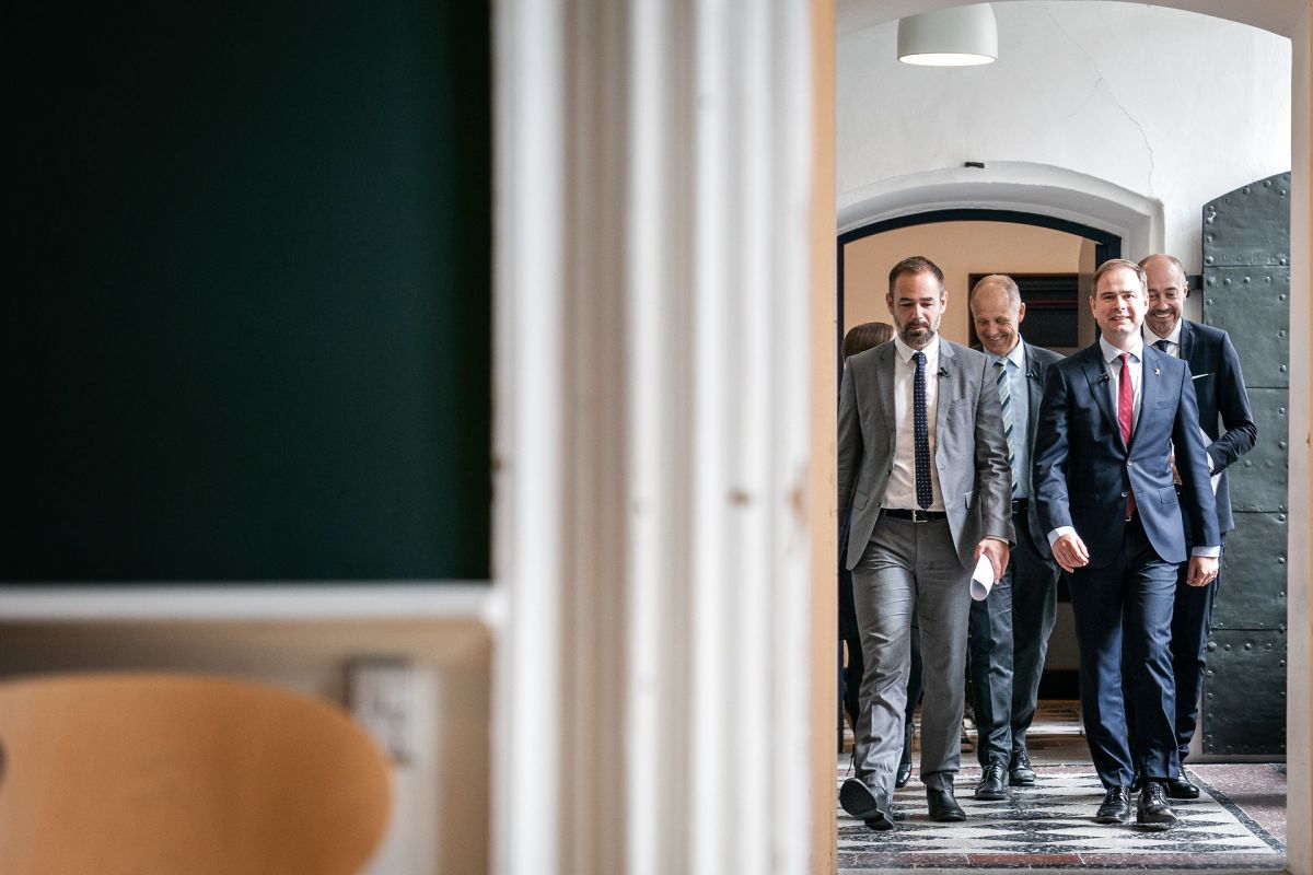 Næstformand hos KL, Martin Damm, formand KL, Jacob Bundsgaard, finansminister Nicolai Wammen og sundheds- og ældreminister Magnus Heunicke. Firkløveret er på vej til pressemøde med præsentation af regeringens og KLs aftale om kommunernes økonomi for 2020 i Finansministeriet.
