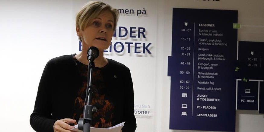 Kulturminister Mette Bock motiverer prisen til projektet 'Mens vi venter'. 
