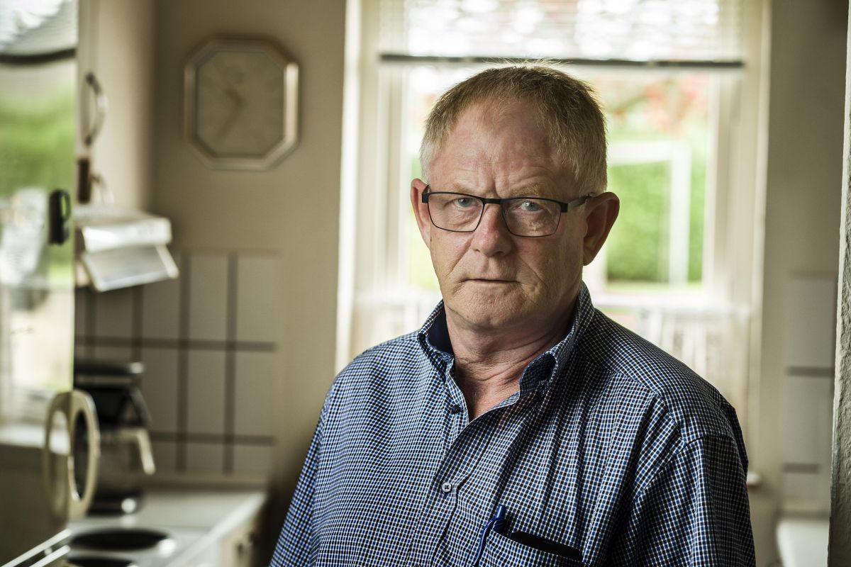 "Jeg synes, det er noget svineri, politikerne har lavet, overfor os der gerne vil gøre en indsats. I stedet får man et gok i nødden," siger Lars Pedersen, der er ramt af reglen om at der ikke længere er en mindstesats i dagpengesystemet. -