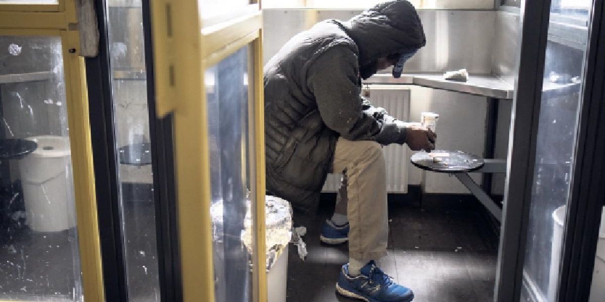 Omkring 84.000 danskere har ifølge Sundhedsstyrelsen et farligt overbrug af stoffer. Men blot cirka 17.000 er i kommunernes behandlingstilbud.