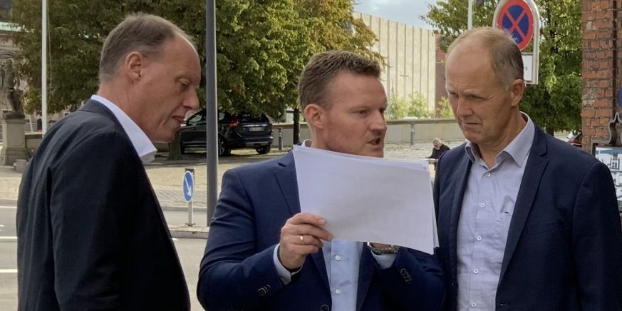 KL's cheføkonom i midten af billedet advarer om, at erviceudgifterne typisk stiger i budgetprocessen, og at derfor ikke plads til store udvidelser i forhold til de foreløbige budgetter.