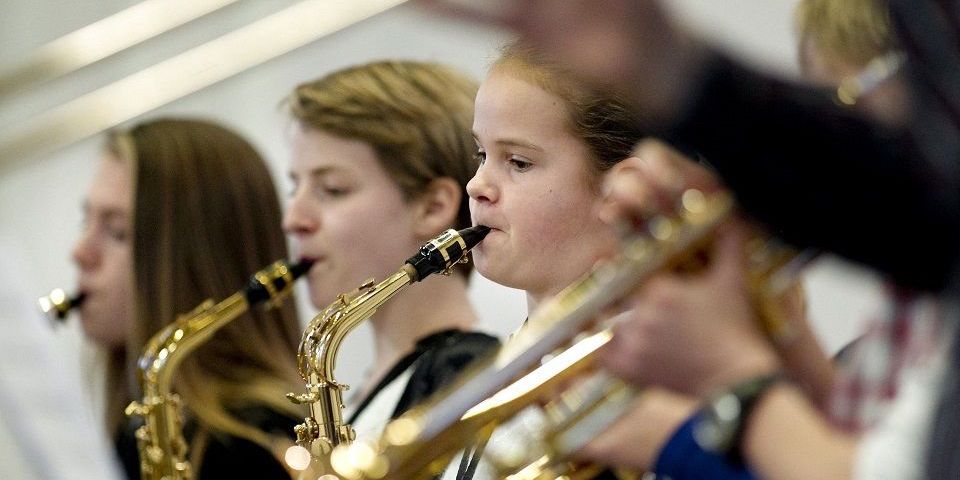 Det giver børn et festfyrværkeri i hjernen, når de spiller et musikinstrument. Derudover styrkes inklusion, sammenhold og motorisk læring, mener flere musikskoleledere. (Arkivfoto)
