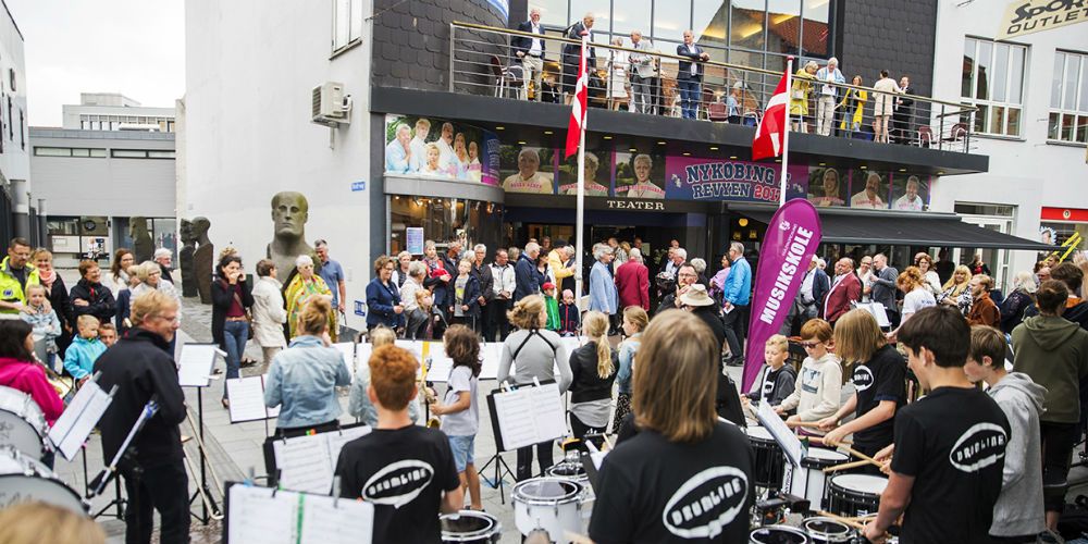 Fire ud af ti gæster til Nykøbing Falster Revyen kommer fra områder udenfor Lolland-Falster, viser tal fra Guldborgsund Kommune. (