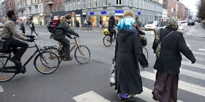 Mere end tre fjerdedel af de indvandrere og flygtninge, jobcentrene tilbyder repatriering i København, har været i landet i over fem år.