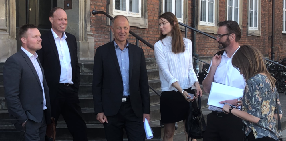 KLs cheføkonom Morten Mandøe, som her ses til venstre på billedet, kræver nu handling fra regeringen efter gentagne afækninger af problemer med dataene bag opgørelsen af den kommunale medfinansiering. Billedet er fra sommerens økonomiforhandlinger, hvor KL-toppen nød sommervejret foran Finansministeriet.